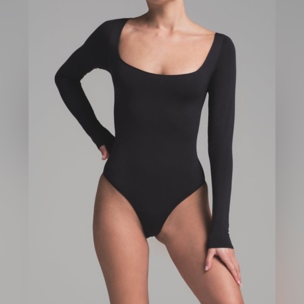SKIMS *NWT Essential Bodysuit Long Sleeve Scoop Neck Bodysuit